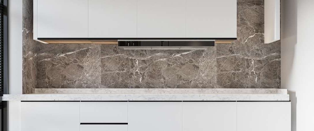 Piano e schienale per la cucina in marmo o quarzo?
